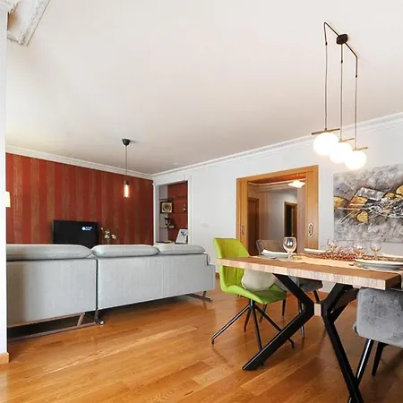 Apartment 2 Bedroom Gorgeous In