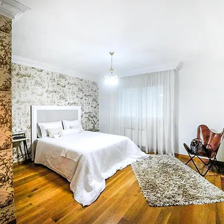 2 Bedroom Gorgeous In Apartment Carballo